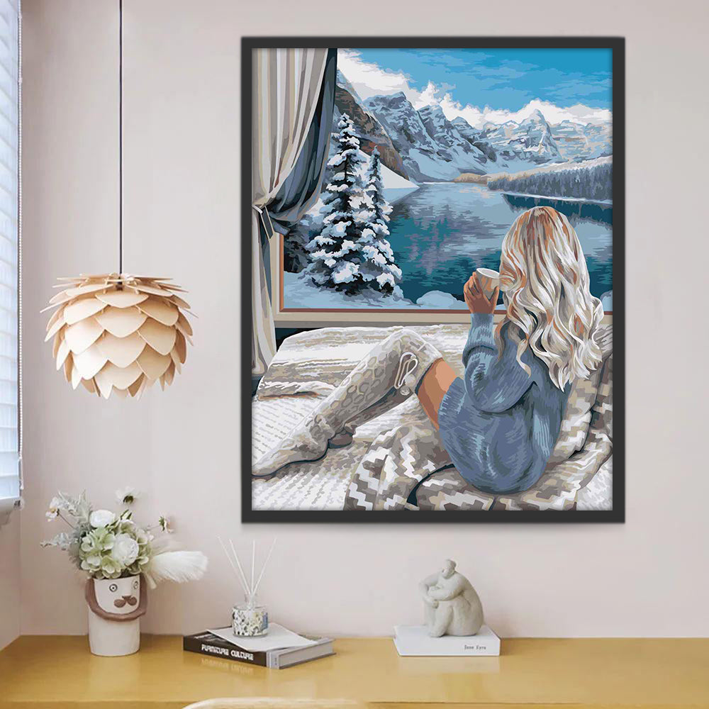 Blonde Vrouw Geniet van de Sneeuw bij het Raam Schilderen op Nummers