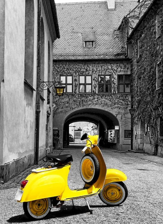 Gele Scooter in Steeg Schilderen op Nummers