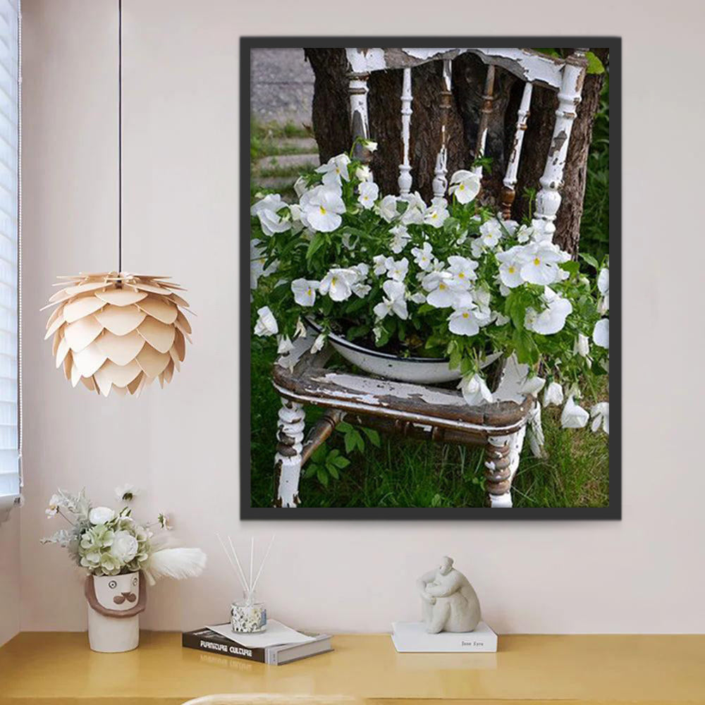 Kleine witte bloemen op een kapotte stoel Schilderen op Nummers