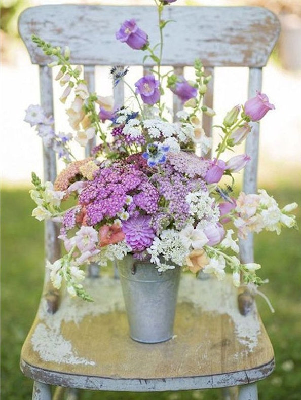 Paarse en Witte Potbloemen op een Oude Stoel Schilderen op Nummers