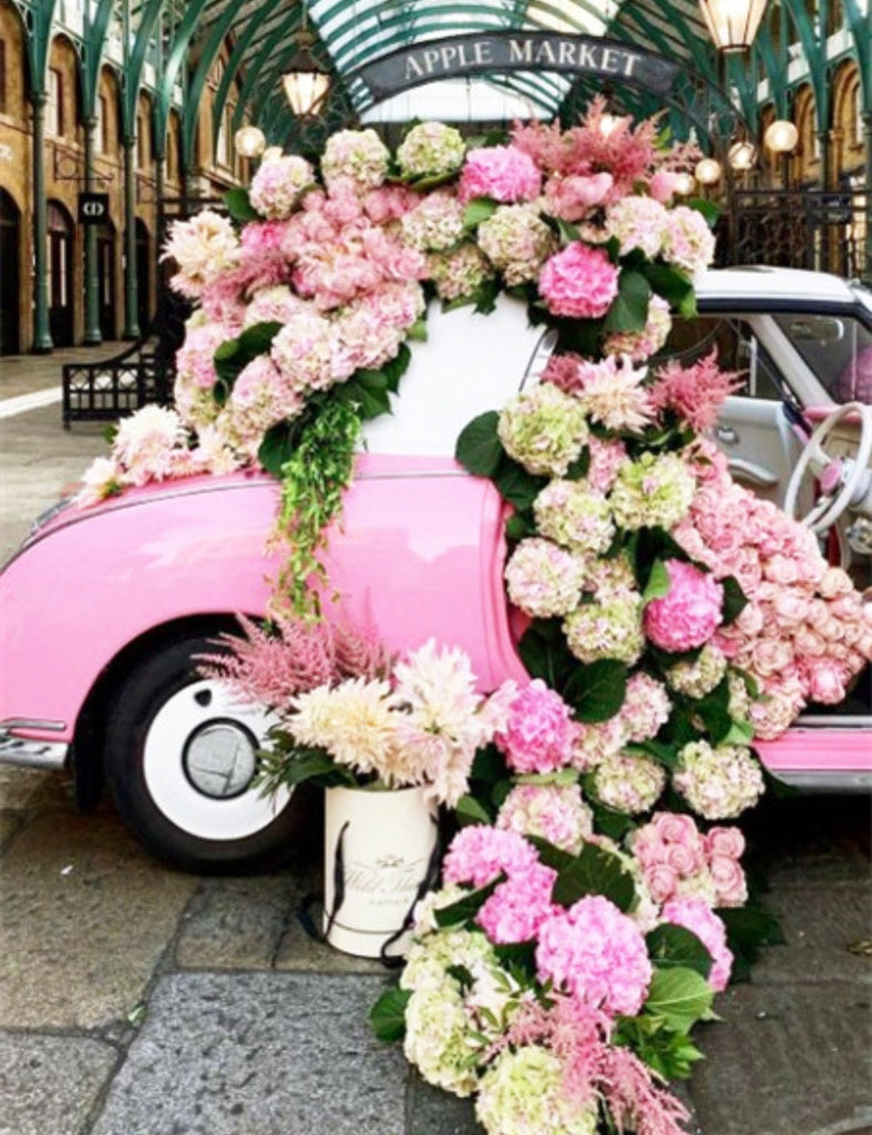 Roze en Witte Auto Bezaaid met Bloemen Schilderen op Nummers