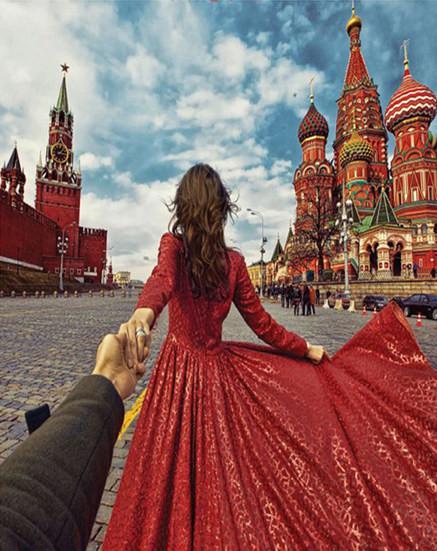 Vrouw in een Rode Jurk op Reis in Rusland Schilderen op Nummers